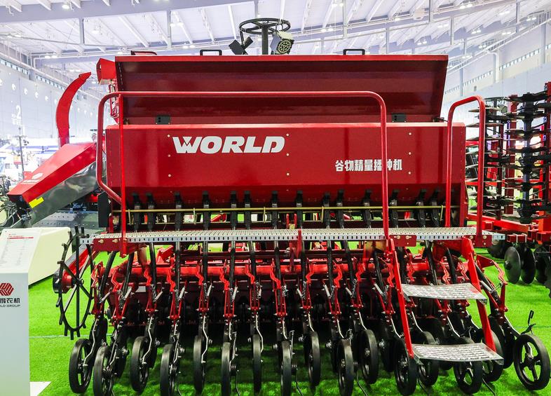 常熟舉辦秋收秋種農(nóng)機現(xiàn)場推進會 智能農(nóng)機引領農(nóng)業(yè)現(xiàn)代化新浪潮?