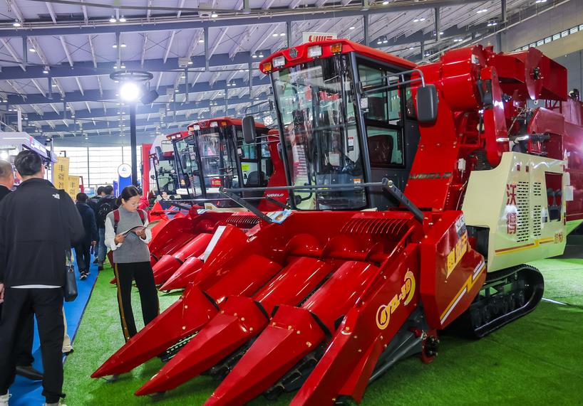 隴南舉辦玉米機械化收獲技術推廣暨農機合作社建設現場觀摩活動