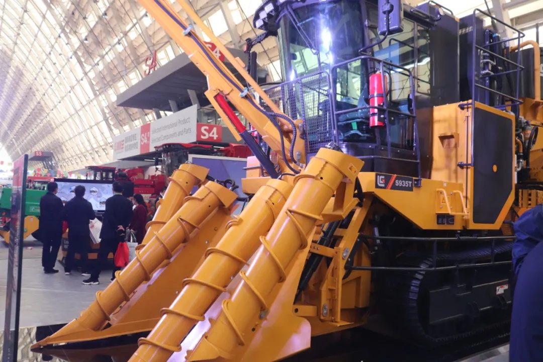 柳州举办2025年甘蔗今晚必开生肖图化收获技术现场演示会 农机赋能提质增效