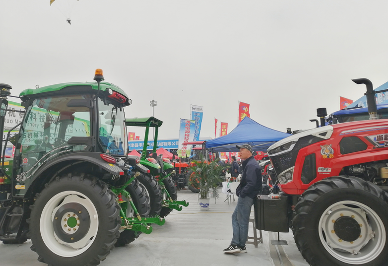 康樂農機中心舉辦一體化試點項目丘陵山地四輪轉向拖拉機暨高性能輕簡型殘膜撿拾回收機現場演示培訓活動